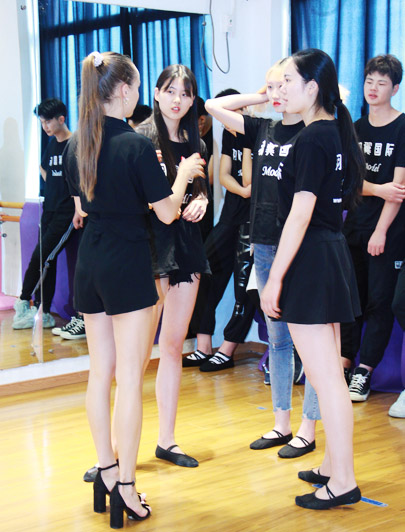 模特鏡前擺拍造型動(dòng)作訓(xùn)練，老師帶領(lǐng)示范講解課堂視頻